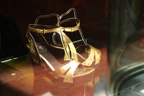gold-shoes